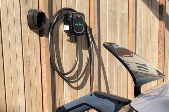 Afgewerkte laadpaal installatie